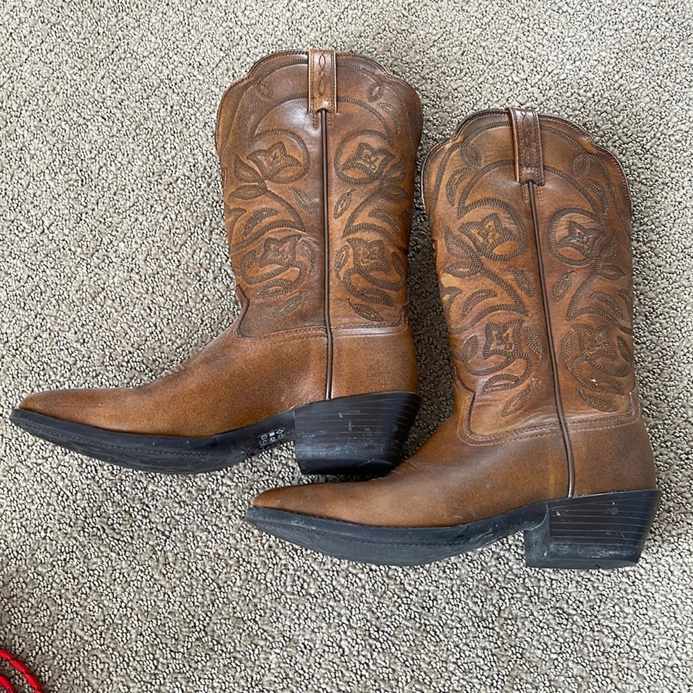 Ariat Cowgirl Boots brown size 7 Lightly used (worn twice) Great condition!
